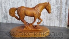 Статуя конь